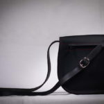 Sac bouton, cuir double tannage, poche zippée à l'arrière, 26x17x5cm, 120€
